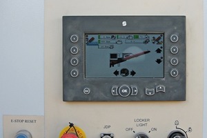  7	Das Farbdisplay der neuen Danfoss-Maschinensteuerung erlaubt unkomplizierten Zugriff auf alle Maschinenfunktionen und liefert auf einen Blick den umfassenden Betriebstatus • The colour screen of the new Danfoss control system allows simple access to all machine functions and displays the status of the main plant operating parameters in a single view 