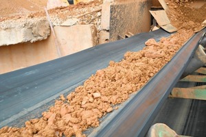  3 Tonhaltigen ungewaschenes Ausgangsmaterial auf dem Förderband ● Clay-heavy material on the conveyor 
