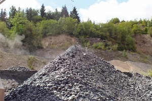  7 Haufwerk des gewonnenen und vorgebrochenen Schiefers im Steinwerk Raumland Böhl • Heap of the extracted and pre-crushed slate at Steinwerk Raumland Böhl 