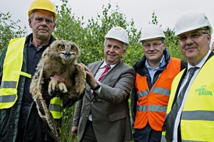  2	Minister Dr. Till Backhaus (2.v.l.) und Geschäftsführer Thomas Wittmann (ganz rechts) halfen bei der Beringung eines Jung-Uhus auf dem Gelände des Kieswerks 