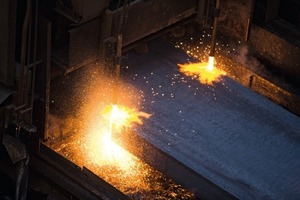  2 Basis für die verschleißbeständigen Bleche sind in der Dillinger Hütte hergestellte Stahlbrammen höchster Reinheit • Basis for the wear-resistant plates are the ultrapure steel slabs produced at Dillinger Hütte foundry 