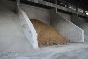  7 Raw material piled in storage bays, e.g. from the Podlesí deposit (small photo) 