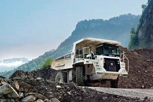  3	Zwei Terex TR45 arbeiten im Rohstoffcenter Hohenems des Vorarlberger Baukonzerns Rhomberg. Die Fahrzeuge werden von starken und sparsamen 6-Zylinder-Turbo-Dieselmotoren angetrieben • Two Terex TR45 operating in the Hohenems raw material centre of the Vorarlberg-based construction group Rhomberg. The vehicles are driven by powerful yet economical 6-cylinder turbo diesel engines 