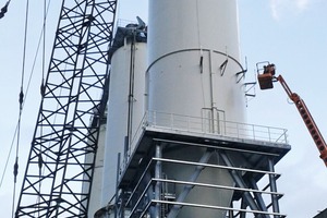  1 Das neue Thorwesten-Großraumsilo beim Einsetzen in die Stahlkonstruktion im Werk Flandersbach • The new Thorwesten large-capacity silo during installation in the steel construction at the plant in Flandersbach 