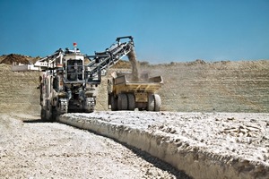  1	Der Wirtgen 2500 SM schneidet in der Mine Kalkstein mit 2,5 m Arbeitsbreite und 450-500 mm Arbeitstiefe • In the mine the Wirtgen 2500 SM cuts limestone with a working width of 2,5 m and a working depth of between 450 and 500 mm 