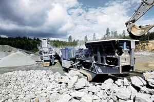  1 Harte Arbeit: Der mobile Backenbrecher vom Typ Mobicat MC 120 Z hat als Vorbrecher einiges zu tun • Hard work: As a primary crusher, the Mobicat MC 120 Z type mobile jaw crusher has a lot to do 