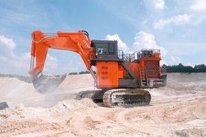  Der Hitachi EX1900-6 mit Fels-Reißlöffel von LOC-matic und Zahnsystem von Esco im Einsatz in der Kaolingrube 