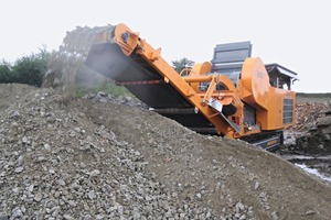  2 Raupenmobiler Backenbrecher R1200 im Einsatz • Track-mounted R1200 jaw crusher in action 