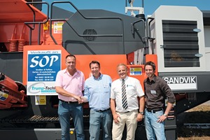  2 Übergabe v. l./ Handover from left: Stefan Dickten (SOP), Carsten Trump (TTS GmbH), Michael Brookshaw (Sandvik Europe), Sven Brookshaw (TTS GmbH) 