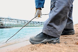  3	Auch gegen Feuchtigkeit müssen die Sicherheitsschuhe gewappnet sein • Safety shoes must also be protected against wetness for working outdoors 