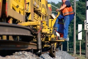  	The track laying machine renews 150 m of track per hour  