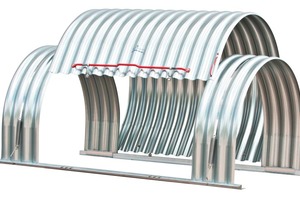  1	SuperTec, die neue Klapphaube von Achenbach, beidseitig und einfach zu öffnen • SuperTec, the new hinged hood from Achenbach, which can be easily opened on both sides 
