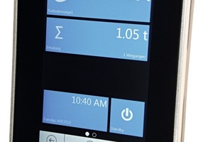  1 Die Radladerwaage der WK60-Baureihe wird wie ein Smartphone per Touchscreen mit entsprechender Oberfläche bedient • The wheeled loader scale from the series WK60 is operated like a smartphone by means of a touch screen with a corresponding user interface 