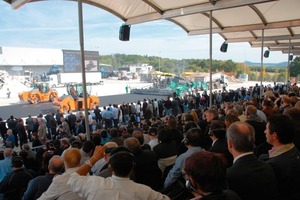  	The guests watched with great interest the machine demonstrations of Wirtgen, Vögele, Hamm and Kleemann 