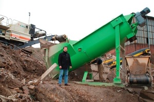  2	Sven Wendt vor seinem neuen Leichtstoffabscheider Wash-Bear, im Hintergrund der Lokotrack LT1110 von Metso 