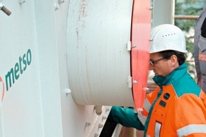  6	Sales Manager Justus Mische von Metso bei einer Funktions­überprüfung der neuen Siebanlage • Metso Sales Manager Justus Mische examining the function of a new screen 