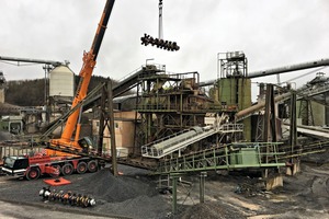  2 A heavy-duty crane lifts the new washing shafts into the plant 