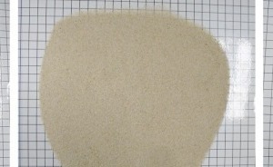  1 Zuschlags- und Füllstoffe • Aggregate and filler materialsa) Kalksteinsand 0-2,4 mm • Limestone sand 0-2.4&nbsp;mmb) Quarzsand 0-1 mm • Silica sand 0-1&nbsp;mmc) Glassand 0-0,71 mm • Glass sand 0-0.71&nbsp;mm 