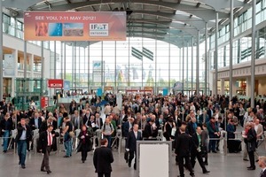  1	Besucher auf dem Weg in die Ausstellungshallen 