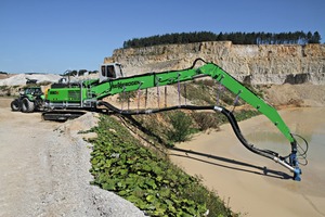  <div class="bildtext">1 Using an in-house development implemented with SENNEBOGEN and IBS, Hermann Trollius GmbH pumps the dolomite slurry to be sprayed as agricultural fertilizer</div> 