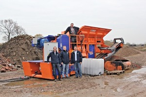  Oliver Strunk als „Kapitän“ der Brecheranlage RA 700/6 E obenauf, dazu das Lieferteam Clemens Hubert (l.) und Uwe Pfeifer (r.) von BMD sowie Eric S. Frensel (m.) von OF beim Vor-Ort-Termin in Glüsing • Oliver Strunk as “captain” of the crushing plant RA 700/6 E at the top, the supplier team with Clemens Hubert (left) and Uwe Pfeifer (right) from BMD as well as Eric. S. Frensel (centre) from OF during a local date in Glüsing 