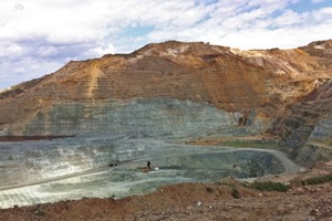  1 Mit 4 Mio Tonnen Abraum jährlich ist die Kupfererzmine von HCM auf Zypern eine der größten ihrer Art • With an overburden of 4&nbsp;million tons, the copper ore mine of HCM at Cyprus is one of the largest of its kind 