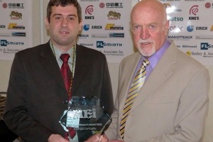  Dr. Barry Wills (rechts) übergibt den Preis an Rodrigo Carvalho • Dr. Barry Wills (right) presenting the award to Rodrigo Carvalho  