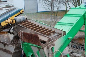  3	Ausleitung der Leichtstoffe über das oben liegende Bürstenband 