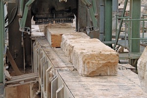 Die Dietfurter Kalksteine werden auf die richtige Länge gebracht # The Dietfurt lime stones are processed to the correct length 