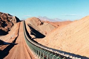  Gurtföderanlagen im Festgesteinstagebau erreichen heute enorme Längen und Fördermengen • Belt conveyors in hard rock mining operations nowadays achieve enormous lengths and outputs 