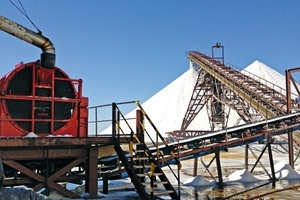  11	Einsatz einer HSG 1650 auf Djerba, wo die Anlage stündlich einen Durchsatz von 500 t Salz bewältigt • Operation of an HSG 1650 on Djerba, where the plant handles a throughput of 500 t salt per hour 