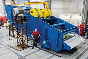  1&nbsp; Banana screen machine in the manufacturing hall  