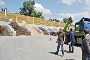  3	Peter Gerach (l) erläutert die Materialienbunker auf seinem Wert­stoffhof in Landau • Peter Gerach (left) explains the material bins at his recycling centre in Landau 