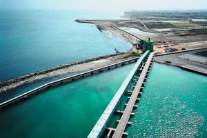  1	Blick vom Pier: Auf seinem letzten Teilstück verläuft der Pipe Conveyor am Meer entlang bis zum Übergabeturm&nbsp; 