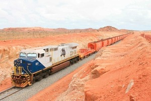  	 Iron ore train from Cloudbreak Mine (Fortescue) 