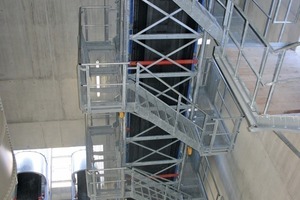  <div class="bildtext">6	Doppelgurtförderer fördert das Material 30 m senkrecht nach oben • The double-belt con­veyor carries the material vertically 30 m upwards</div> 