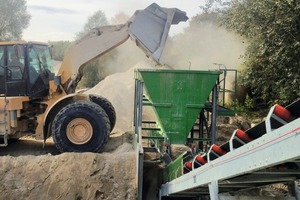  Die Beschickung erfolgt per Radlader über einen Aufgabetrichter mit Mengendosierer und ein Förderband # Feeding occurs by means of a wheel loader via feeding hopper with metering assembly and conveyor belt 