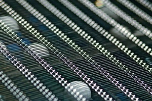  2	Aufgespannter Siebboden (TON-CAP-Gewebe) auf einer Sieb­maschine • Streched sieve bottom (TON-CAP mesh) on a ­screening machine  