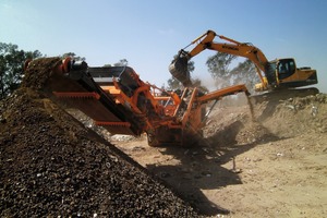  4 Rockster R700S at a landfill in Johannesburg, using the return belt as a stockpile conveyor 