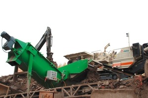  	Lokotrack LT1110 mobile crusher from Metso and low-gravity material separator 