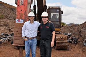  General Manager Paulo Thiago Miranda (l.) von FLAPA Mining und Rock Brit, ein Mit­glied der lokalen Handelsvertretung für Rammer • General Manager Paulo Thiago Miranda (l.), FLAPA Mining, and a member of the local Rammer dealer, Rock Brit 