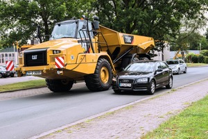  1	Dumper auf öffentlichen Straßen zu fahren, ist ab sofort erlaubt. Sie müssen aber eine Straßen­zulassung vorweisen können 