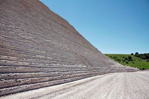  2 Wirtgen Surface Mining hinterlässt präzise, stabile Böschungen sowie ebene, gut befahrbare Flächen • Wirtgen surface mining leaves precise and stable slopes behind as well as flat, easily maneuverable areas 