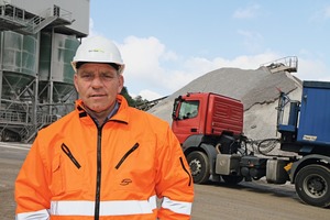  Plant manager Gunter Hardt in front of the fully automatic proportioning plant 