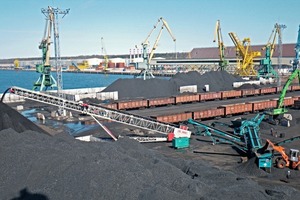  1	Radialteleskopabsetzer von Telestack mit einer Leistung        von 1500 t/h für die Aufhaldung von Kohle auf einem Lagerplatz • TS Radial Telescopic stacker stockpiling coal in stockyard at 1500 t/h 