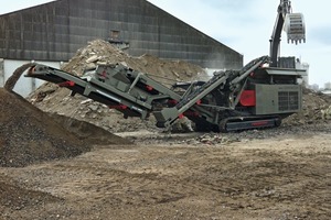  1	Die R1100DE im Einsatz in Frankreich mit Siebbox und Retourband • The R1100DE in action in France with screening box and return belt 