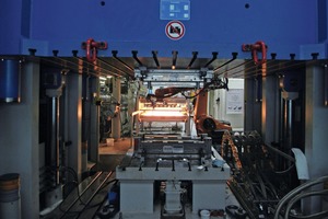  13 High-speed lifting press 