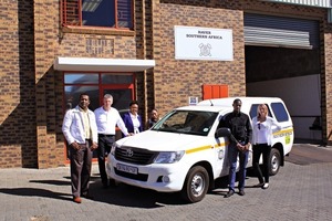  Das Team von HAVER Southern Africa vor ihren neuen Räumlichkeiten • The HAVER Southern Africa team in front of its new offices 