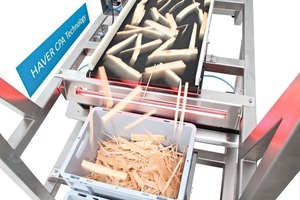  Auf dem HAVER CPA 4 CONVEYOR werden z.B. Holzhackschnitzel vor der Analyse vereinzelt und ausgerichtet • On the HAVER CPA 4 ­CONVEYOR, wood chips, for instance, are separated and aligned prior to analysis 