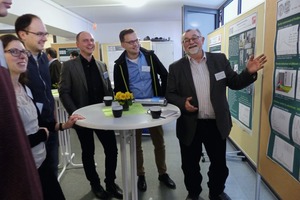  6	Prof. Pöllmann (rechts) in der Diskussion mit Studenten während der Postersession &nbsp; 